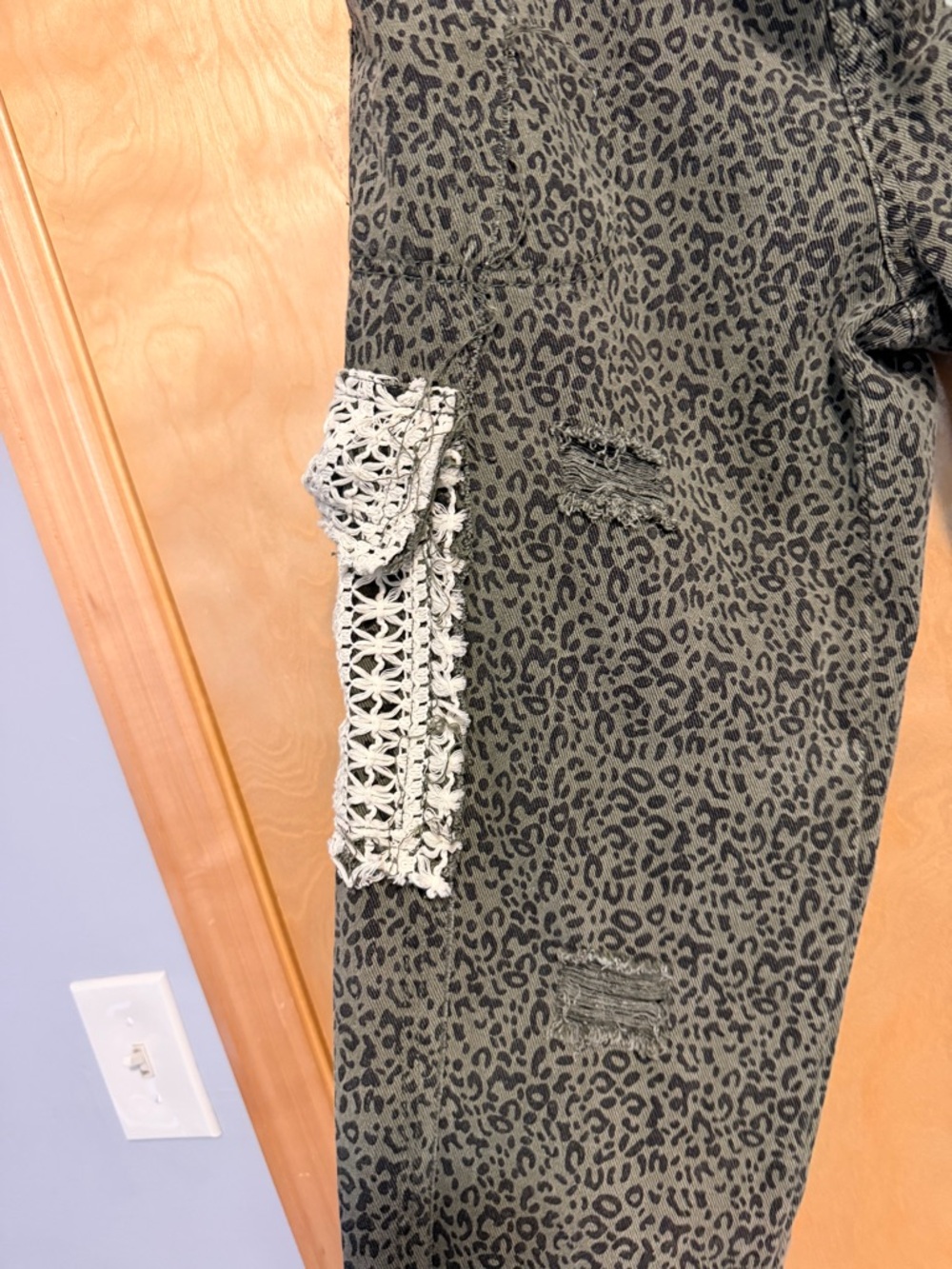 POL Green Leopard Print Jogger Pants with Crochet Pockets - small NWOT - Picture 3 of 11